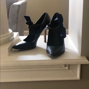 Tory Burch Navy Pump with bow